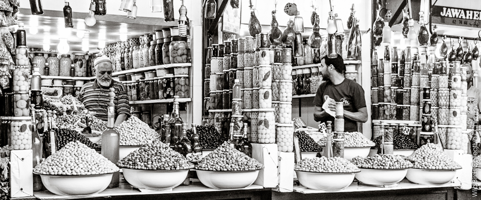 Vendeurs d'olives dans les souks de marrakech