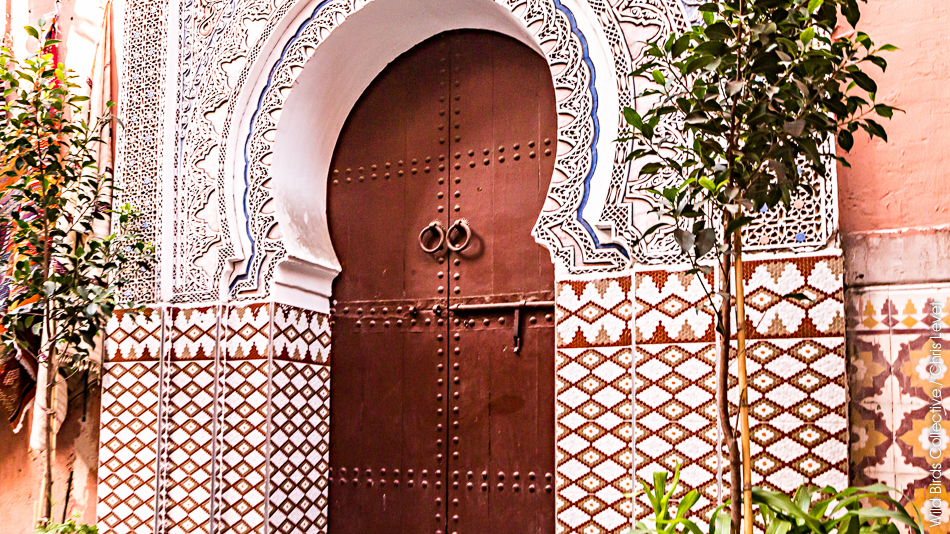 Porte dans ruelle dans les souks de marrakech