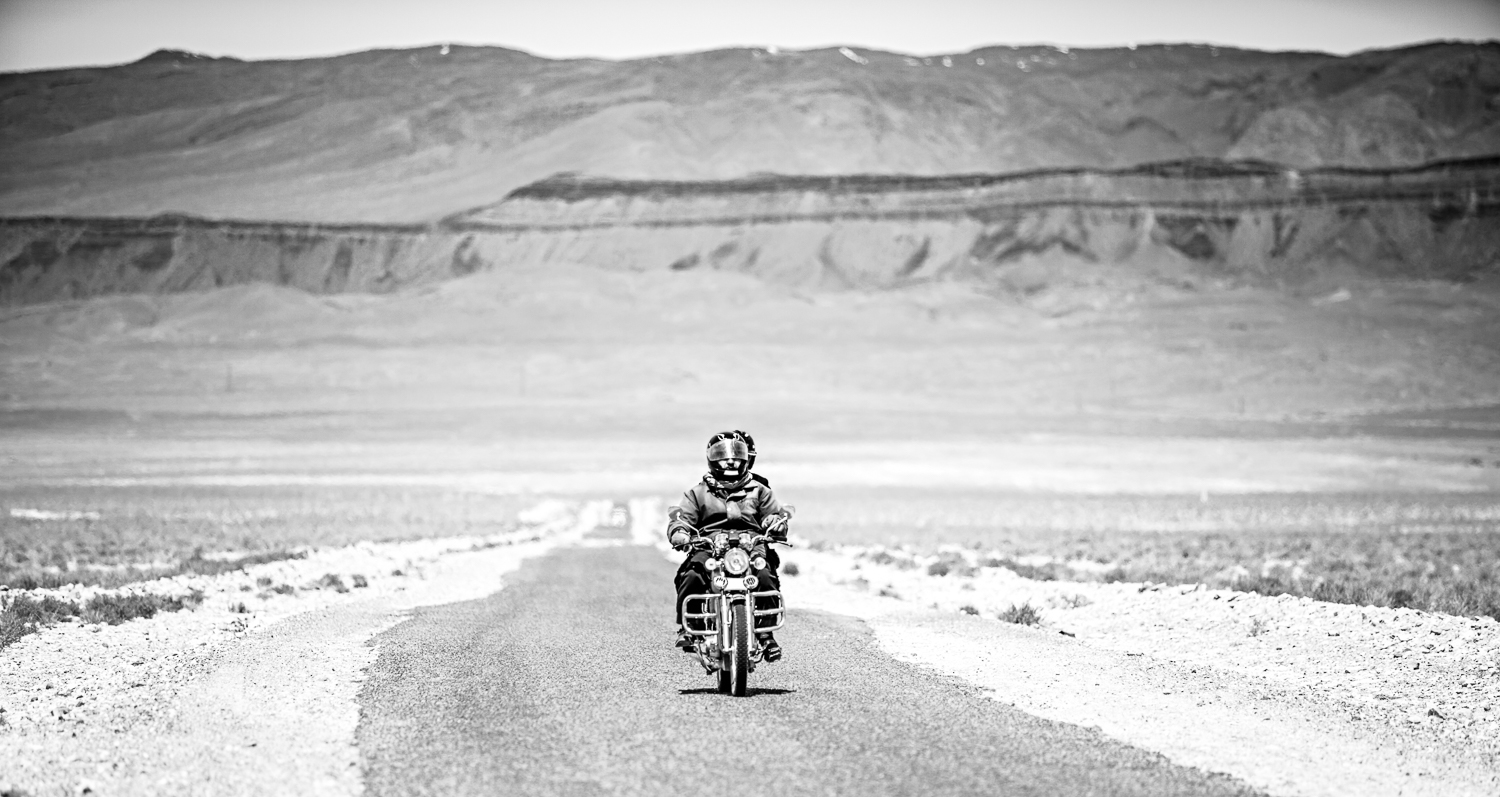 Moto sur la route de Tizi'n Tazazert au Maroc
