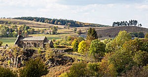Église clocher à peigne en Auvergne