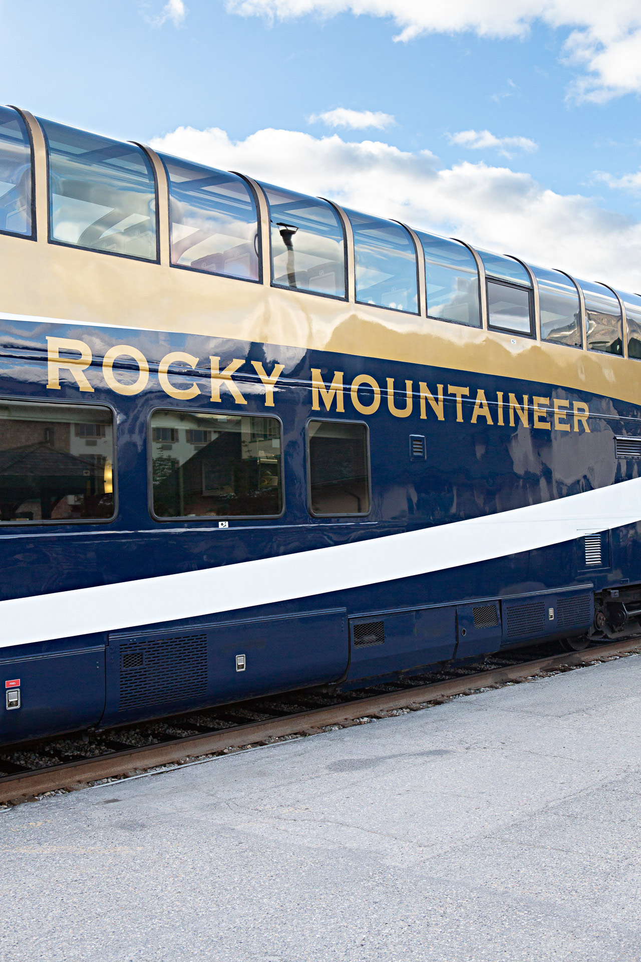 Train Rocky Mountaineer Jasper Canada